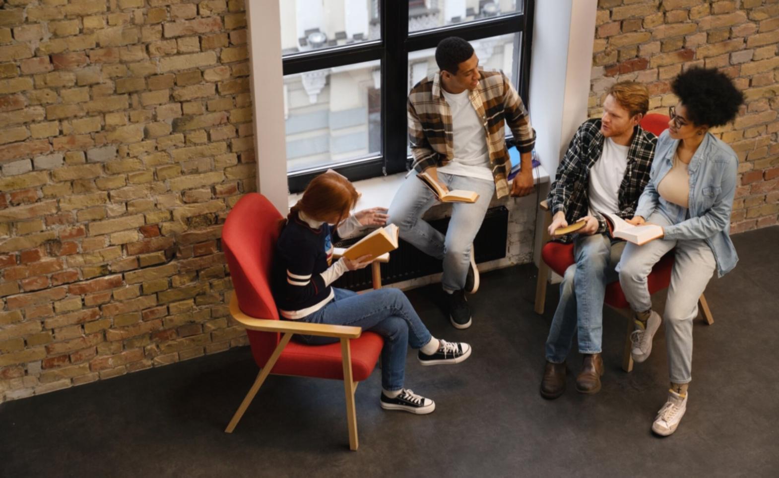 Persona reflexionando sobre decisiones financieras