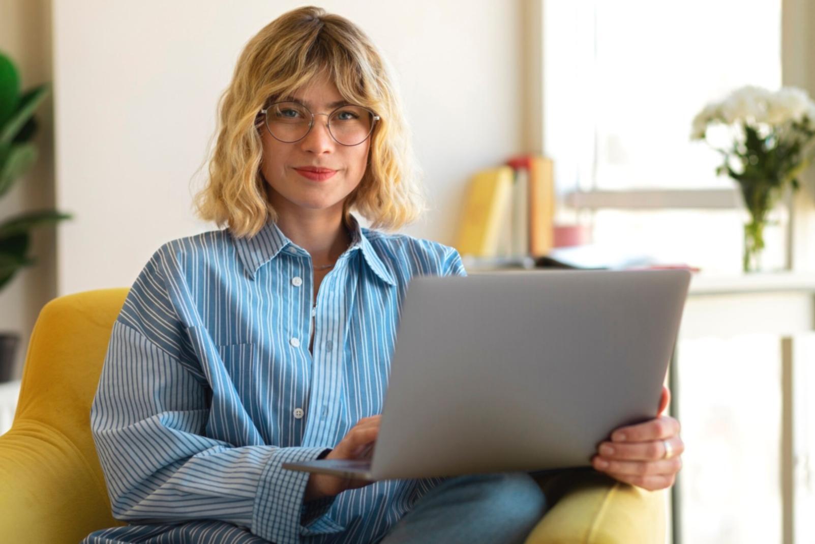 Grupo de participantes en sesión colaborativa de mentalidad financiera