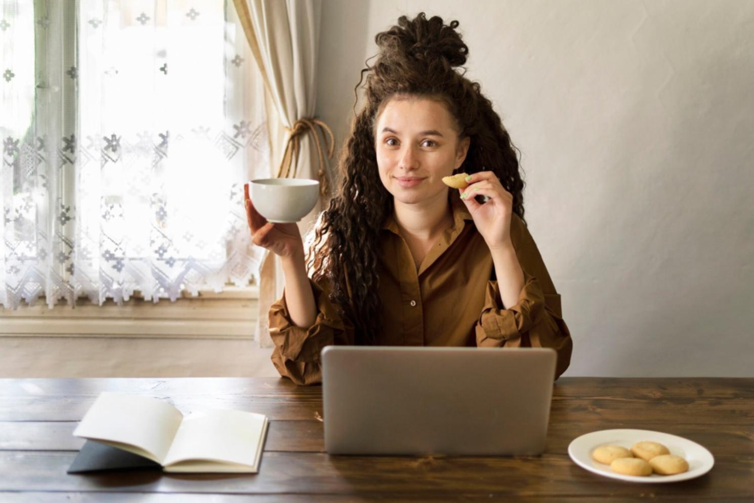 Equipo empresarial aplicando conceptos de mentalidad financiera